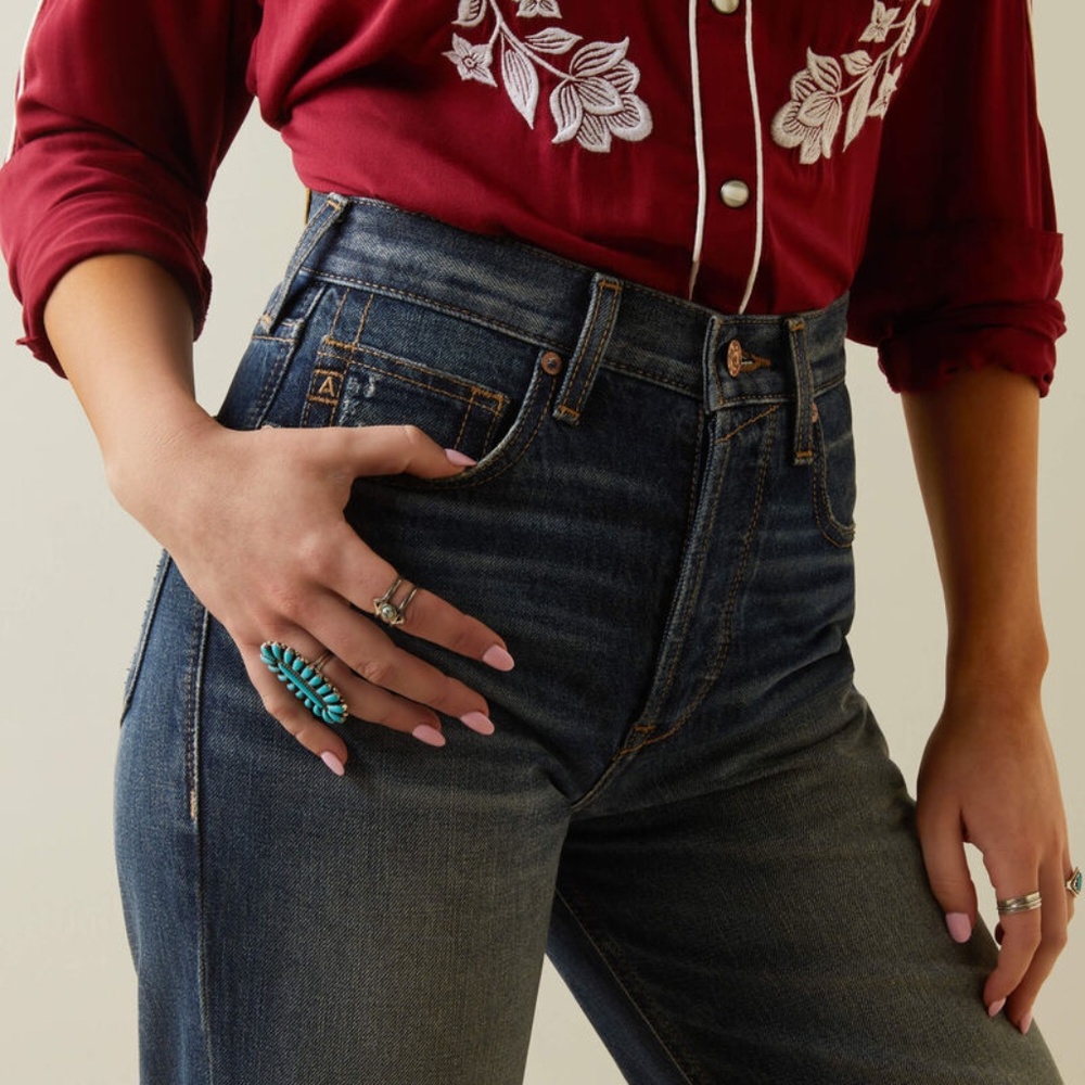 Ariat Ultra High Rise Tomboy Straight Jean in Bora Bora, CROPPED - Picture 4 of 6